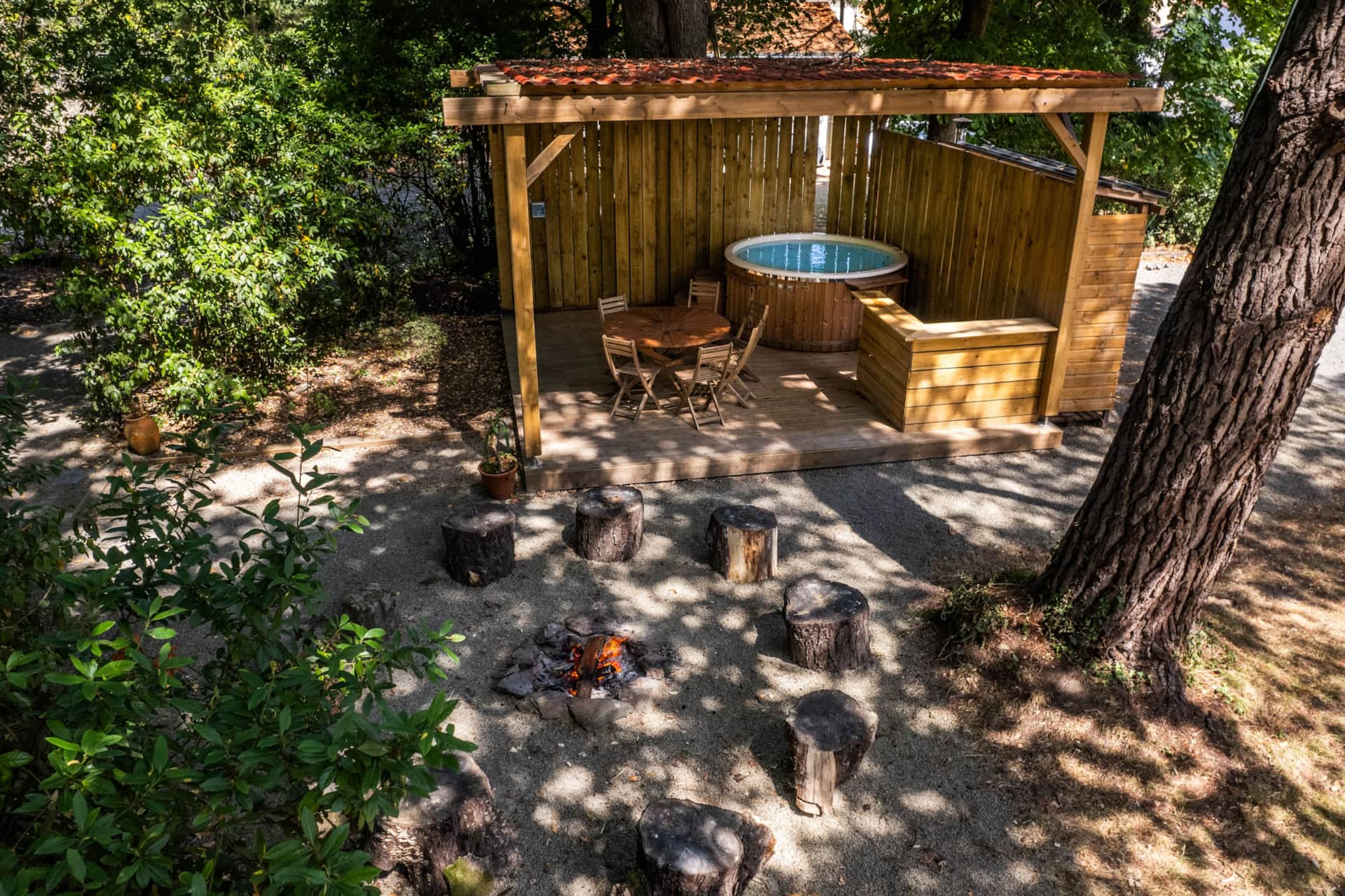 Vue panoramique du manoir 19ème siècle avec son parc et sa façade