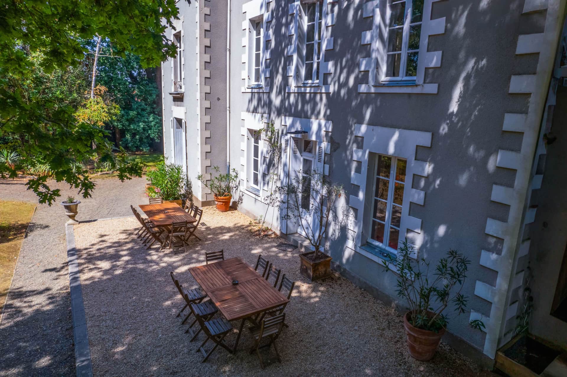 Grande terrasse tournée vers le parc verdoyant